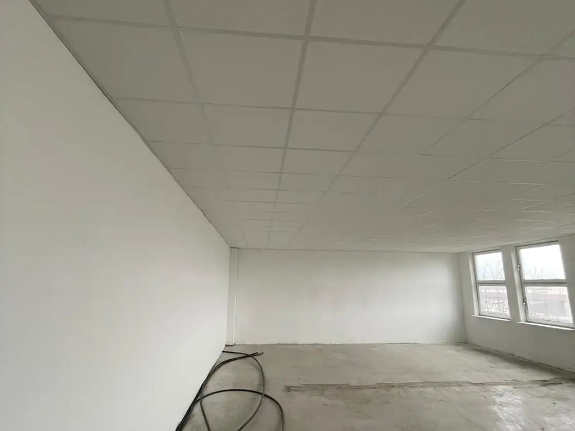 Plafond suspendu à dalles démontables posé dans un local professionnel