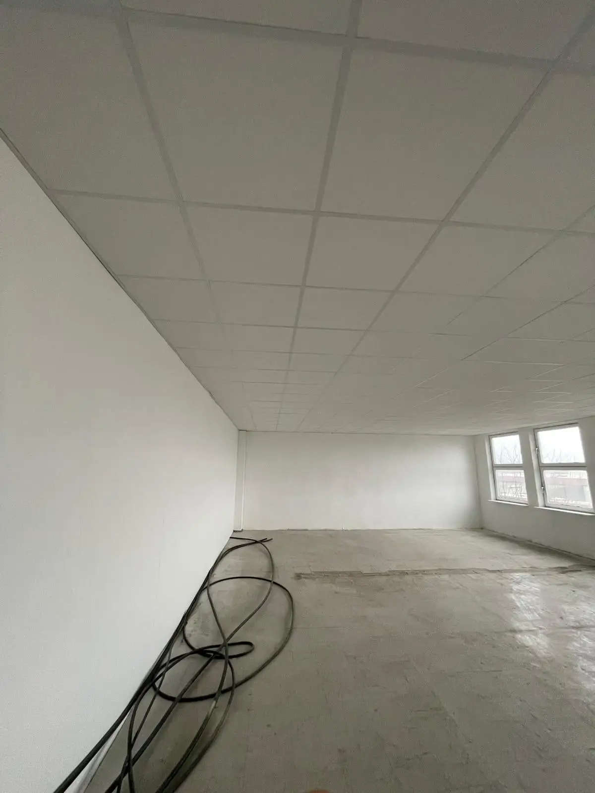 Plafond suspendu à dalles démontables posé dans un local professionnel