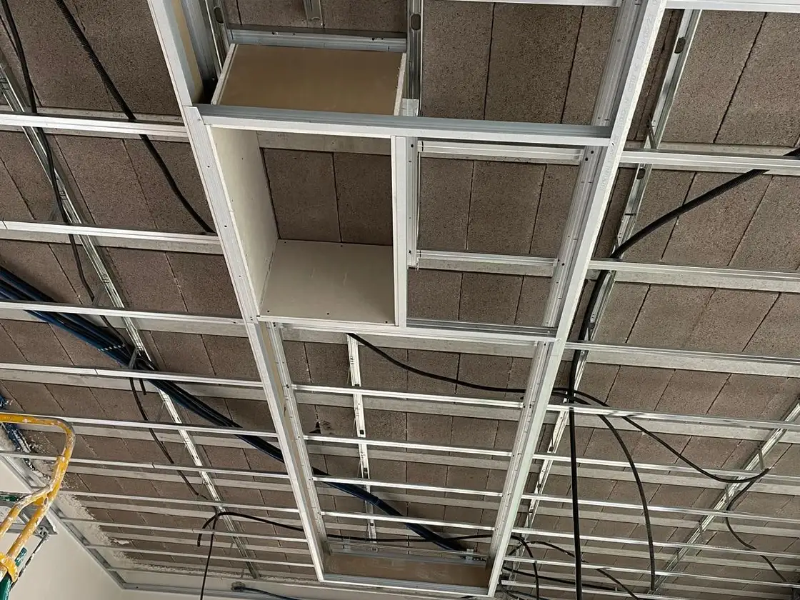 Ossature métallique d’un faux plafond avec retombée technique et coffre
